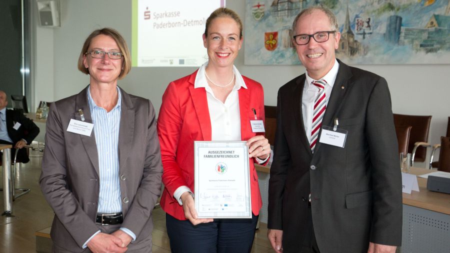 Auszeichnung Familienfreundliches Unternehmen im Kreis Paderborn (© Foto:Oliver Krato) Auszeichnung Familienfreundliches Unternehmen im Kreis Paderborn (© Foto:Oliver Krato)